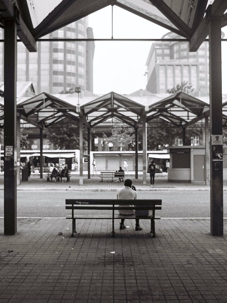 banco ligero blanco y negro ciudad