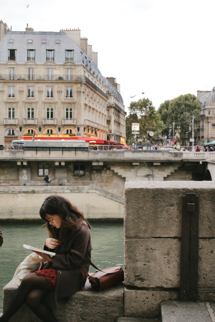 mujer francia paris edificios