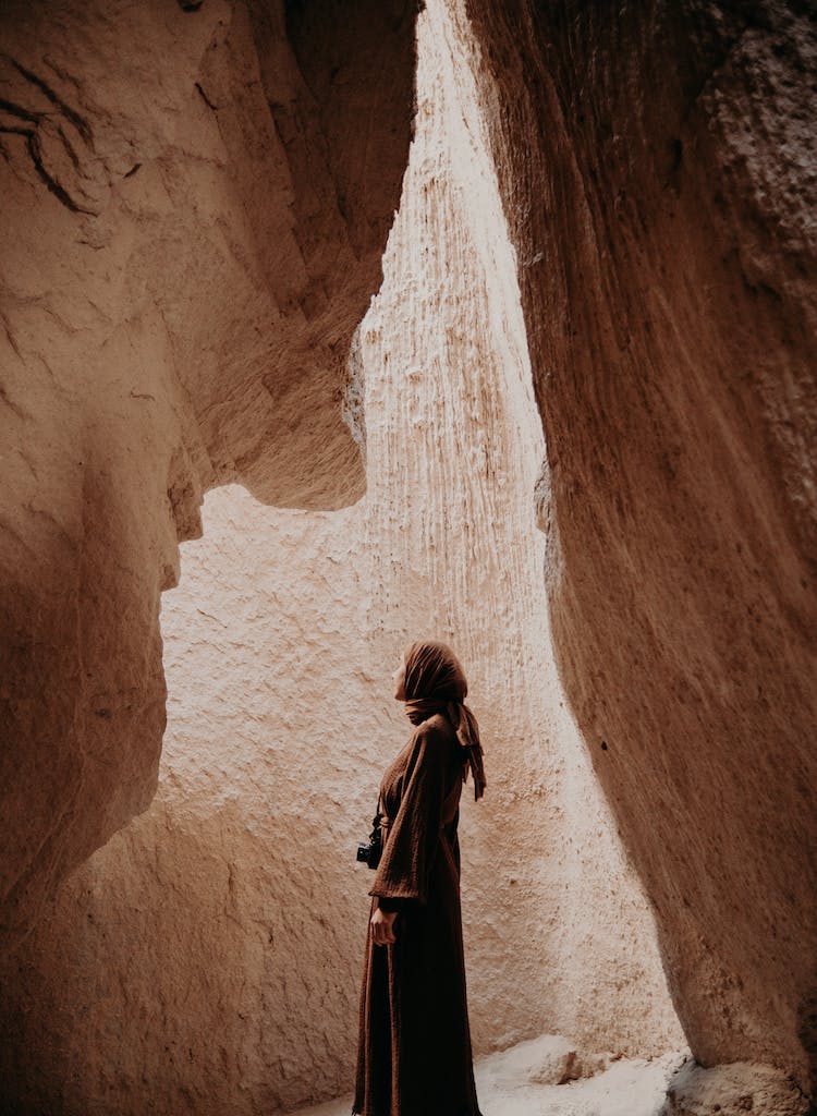 mujer desierto en pie cueva