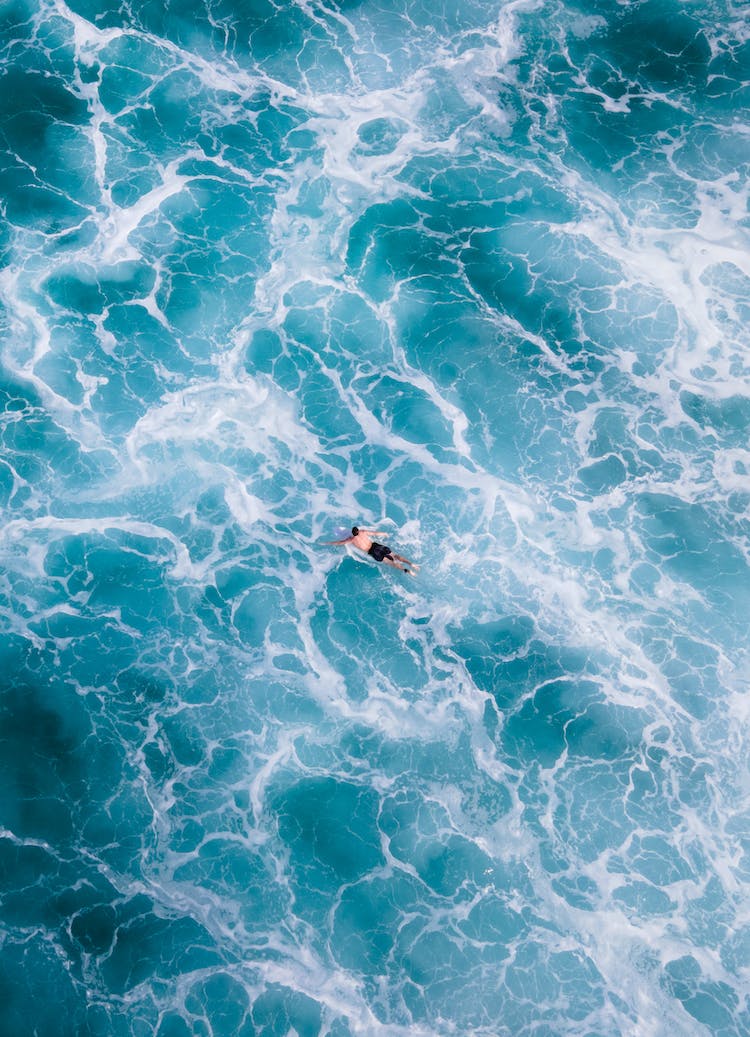 mar hombre oceano olas