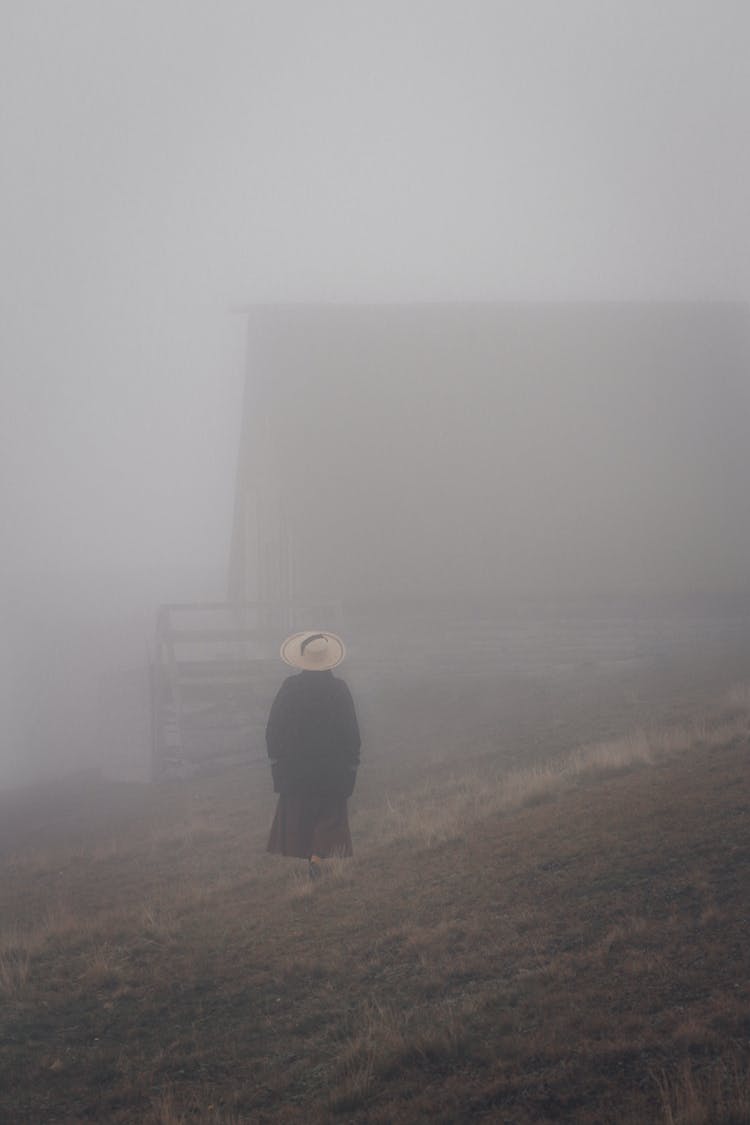 niebla sombrero en pie rural