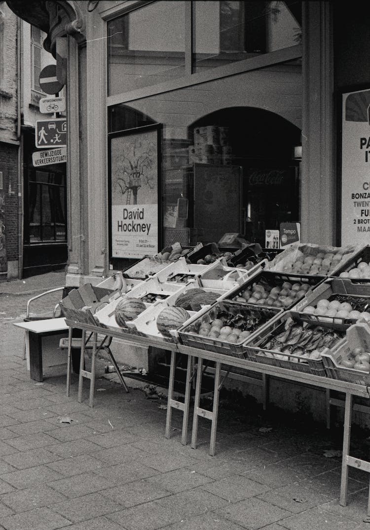 comida blanco y negro ciudad acera