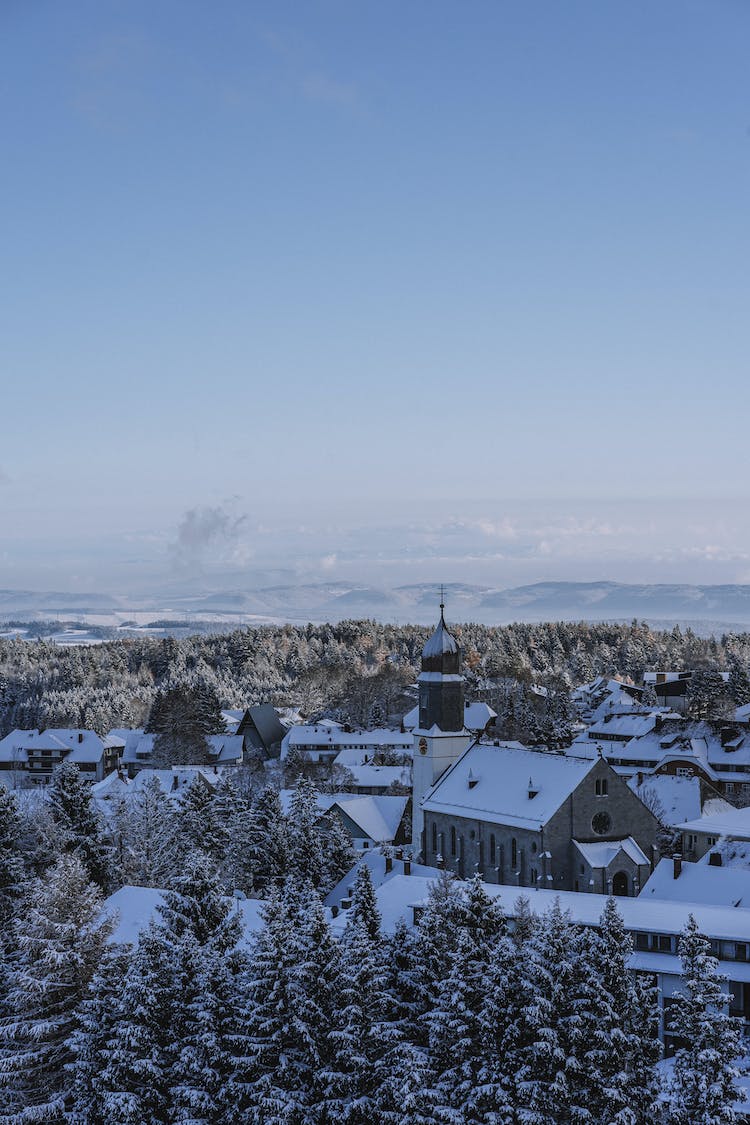 edificios cielo azul pueblo cubierto de nieve