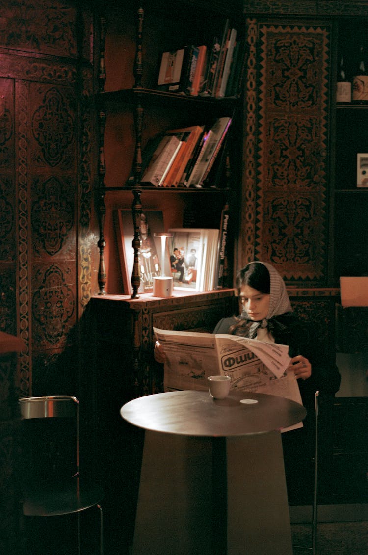 persona mujer leyendo periodico