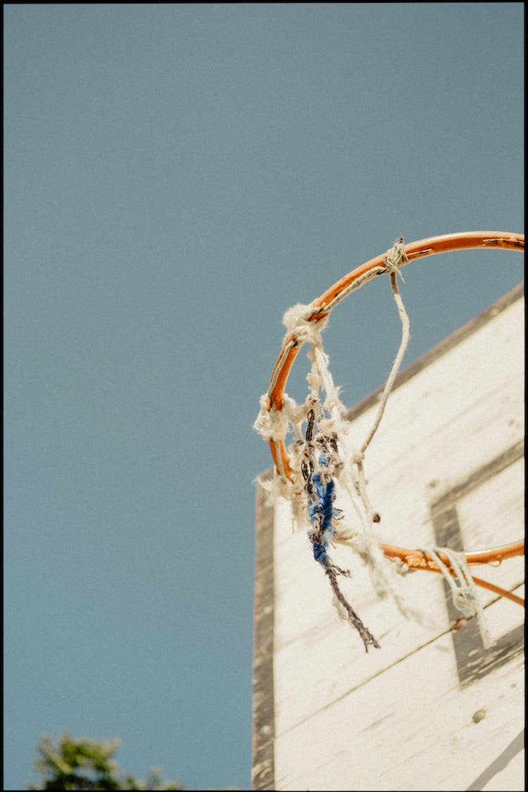 cielo azul baloncesto tabla foto de angulo bajo