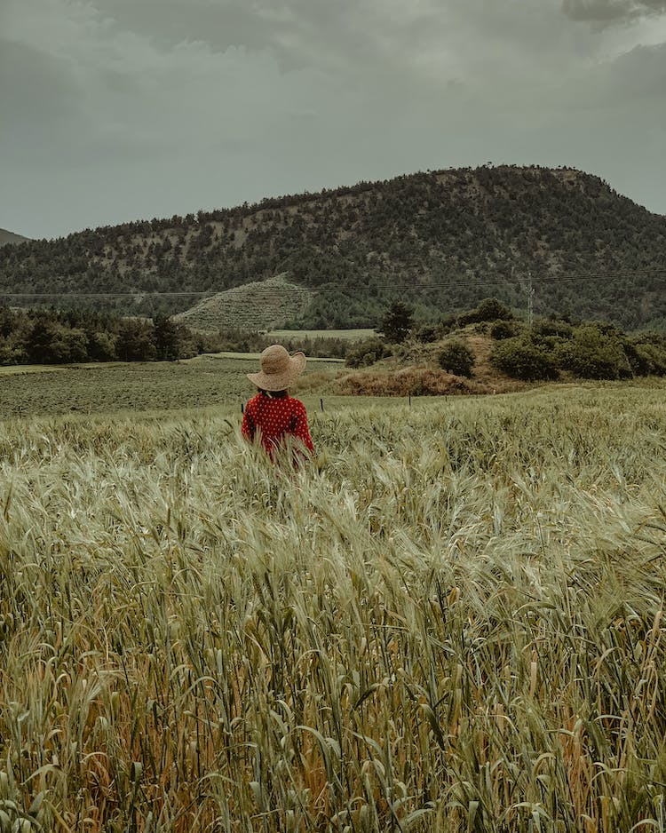 mujer campo agricultura sombrero