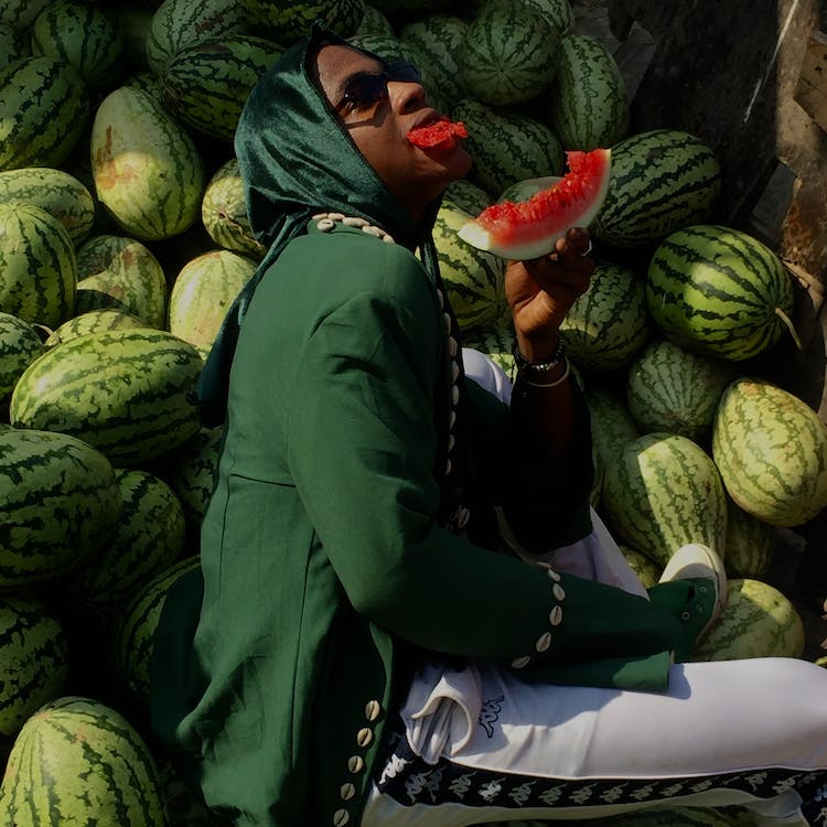 comida moda mujer comiendo