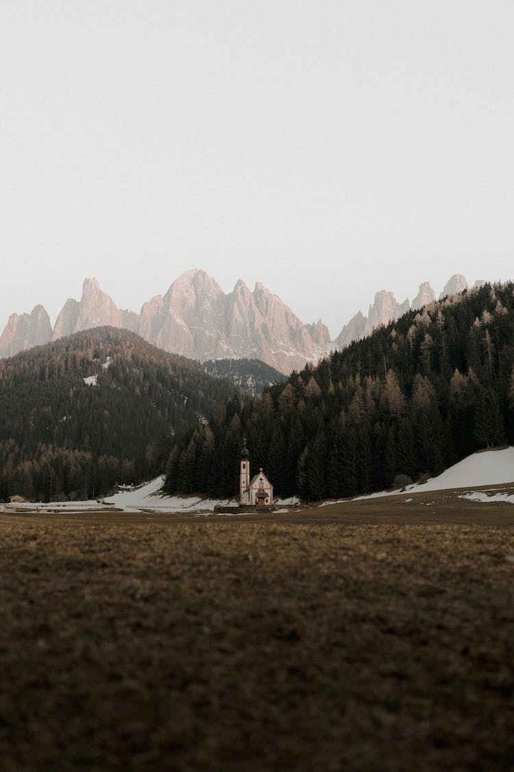 paisaje montanas bosque iglesia