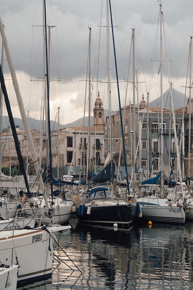 barcos veleros puerto puerto deportivo