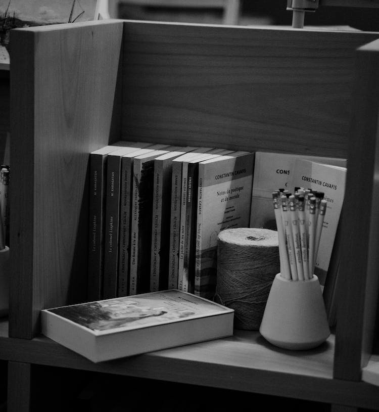 blanco y negro libros lapices monocromo