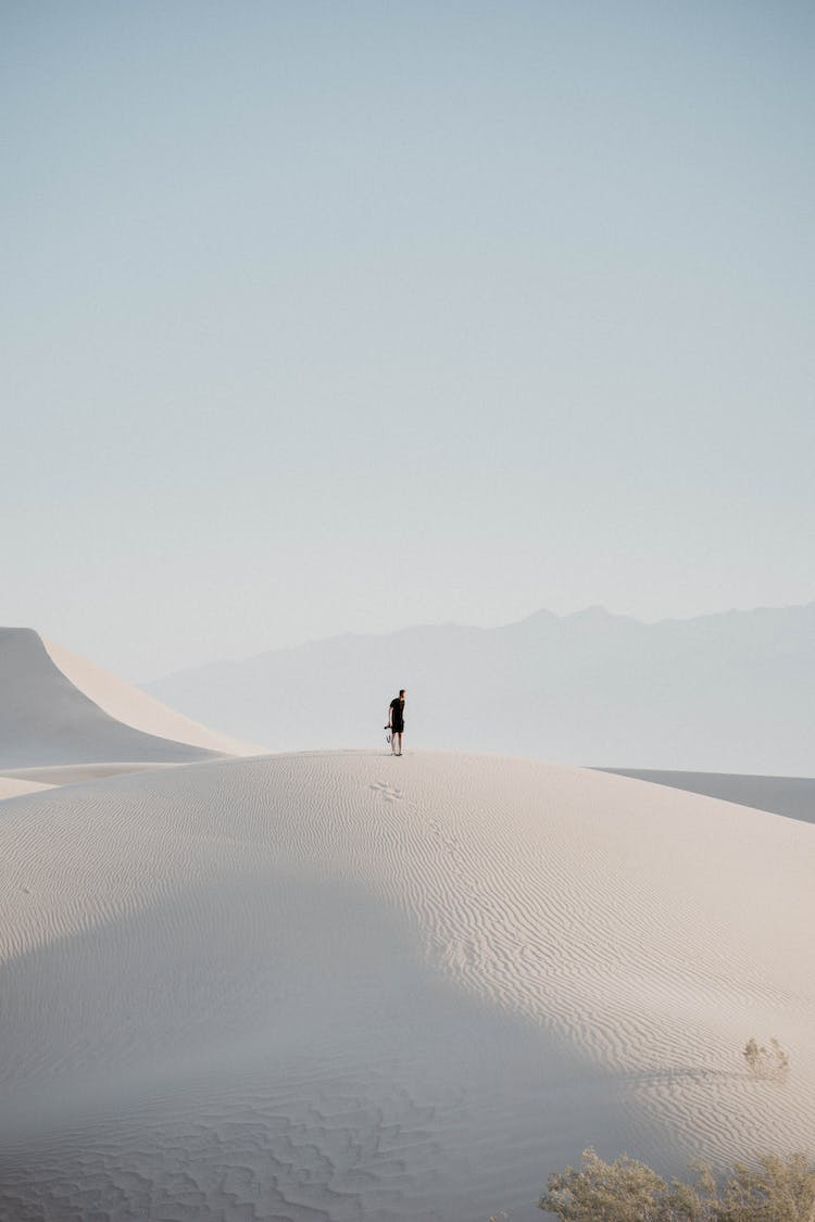 hombre arena desierto en pie