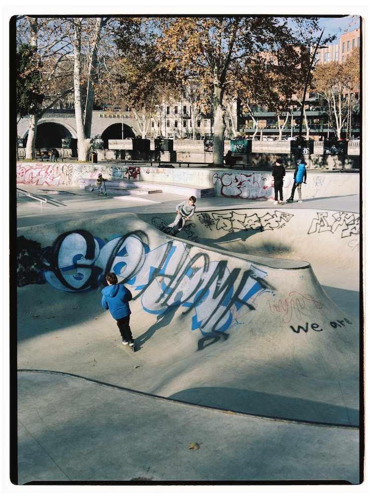 imagen chicos patinaje sobre ruedas parque de patinaje