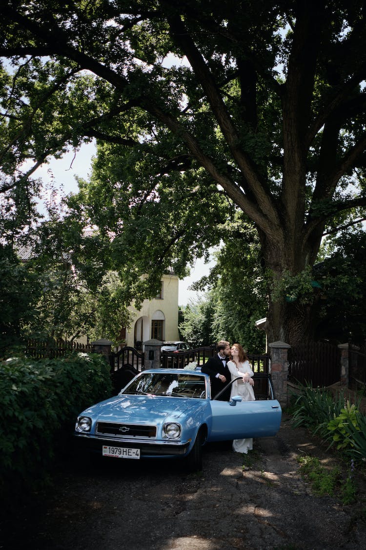 pareja coche vehiculo juntos