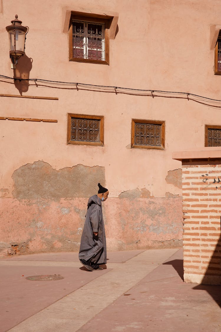 hombre calle caminando edificio