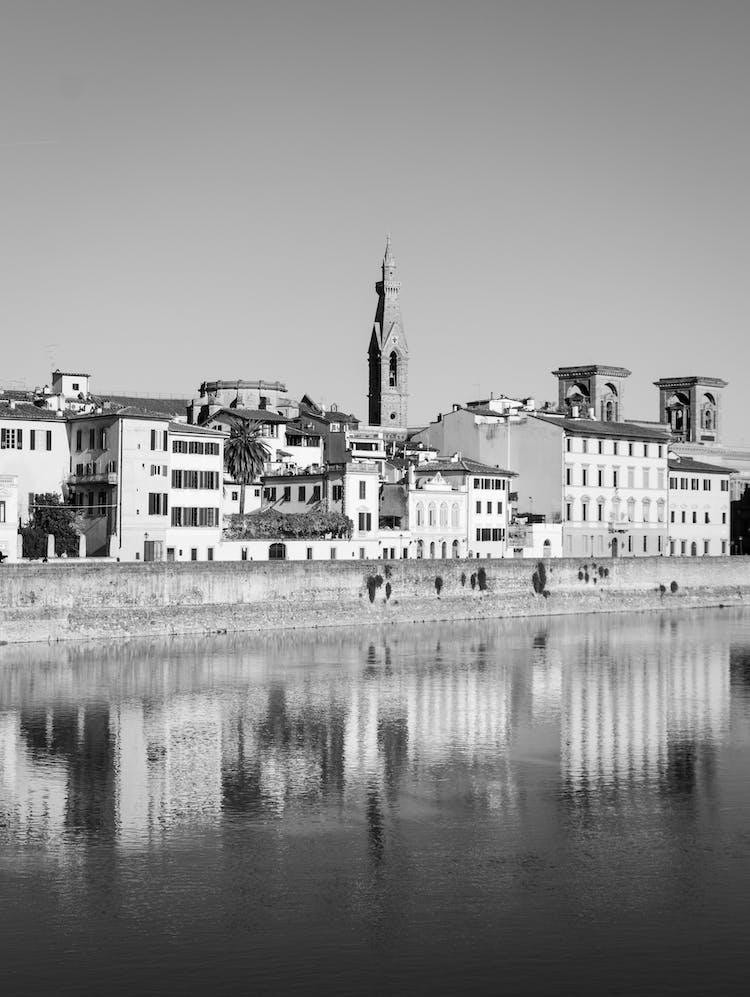 blanco y negro ciudad edificios rio