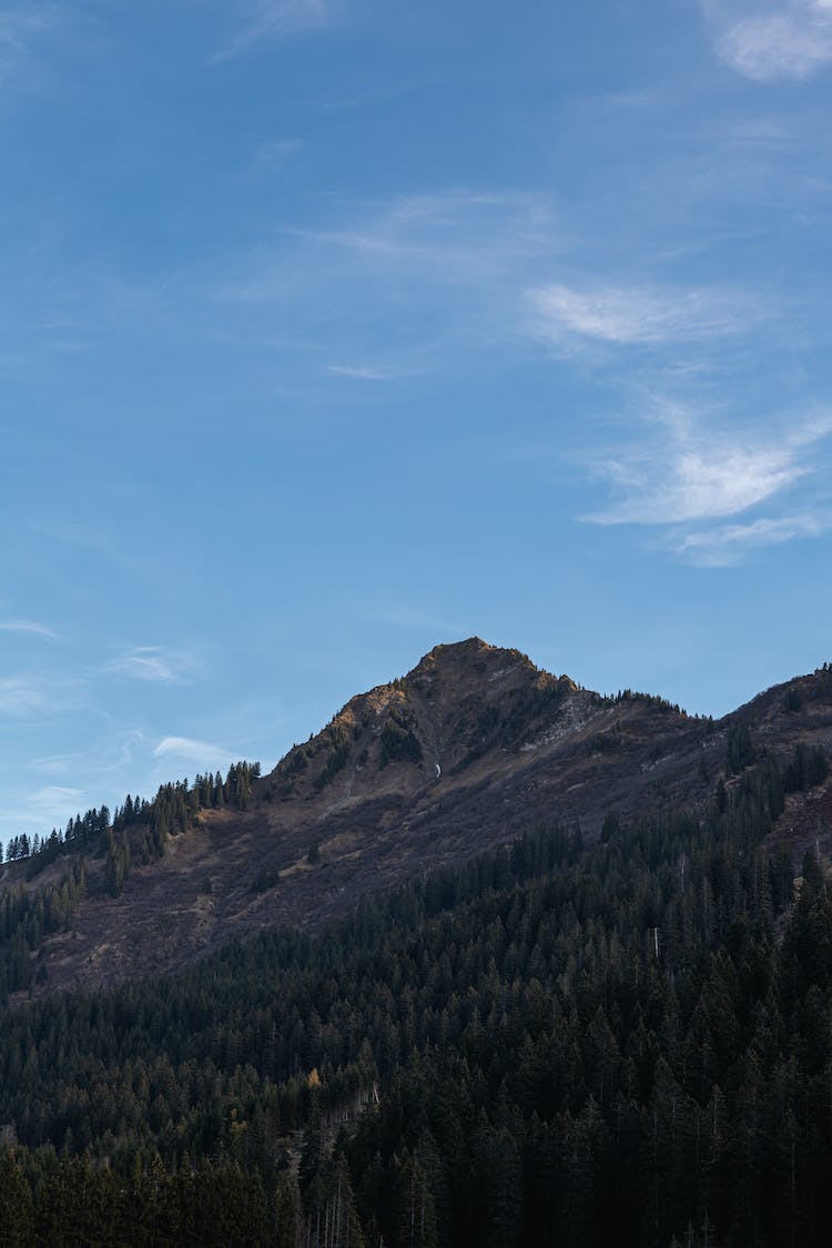 paisaje montana cielo azul tiro vertical