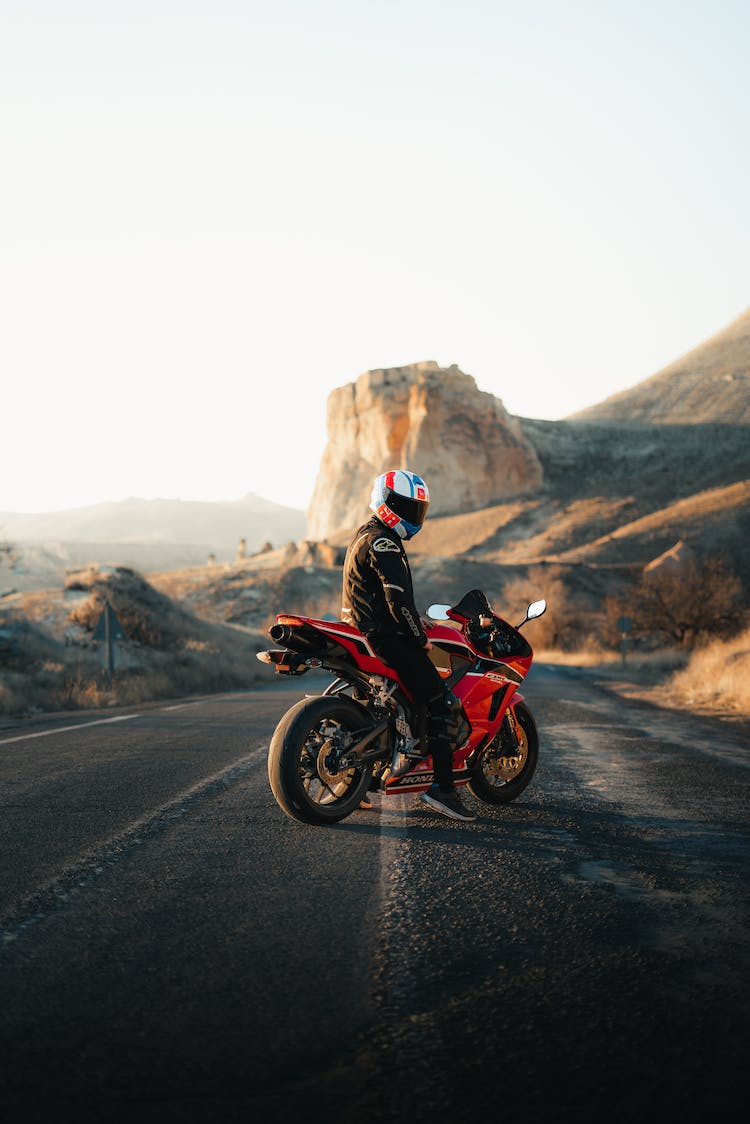 carretera paisaje montanas hombre