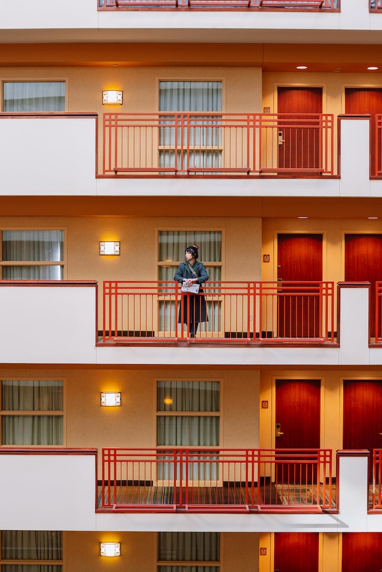 mujer en pie urbano balcones