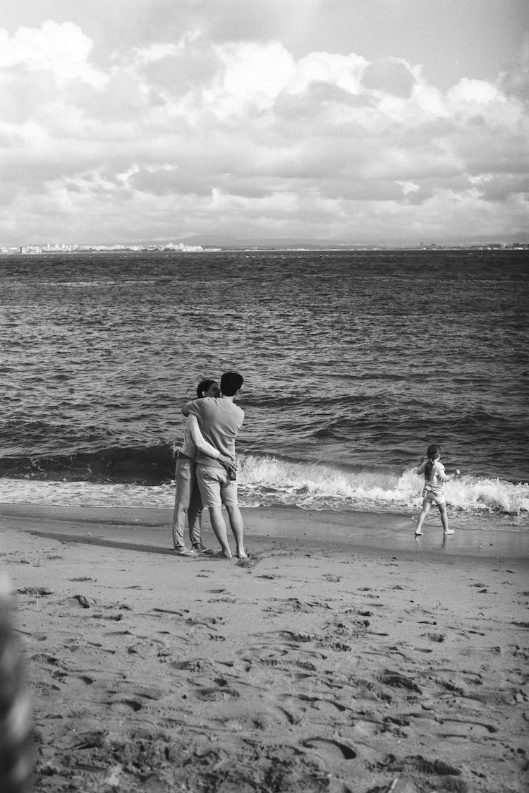 mar blanco y negro hombre playa