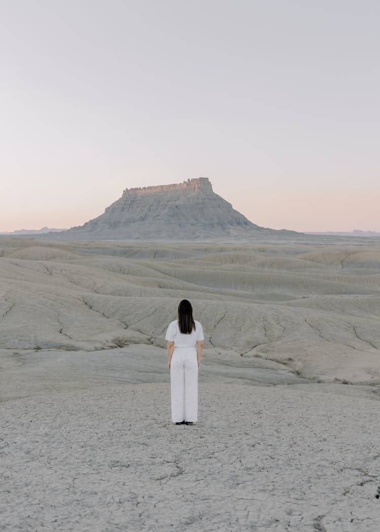 paisaje mujer desierto en pie