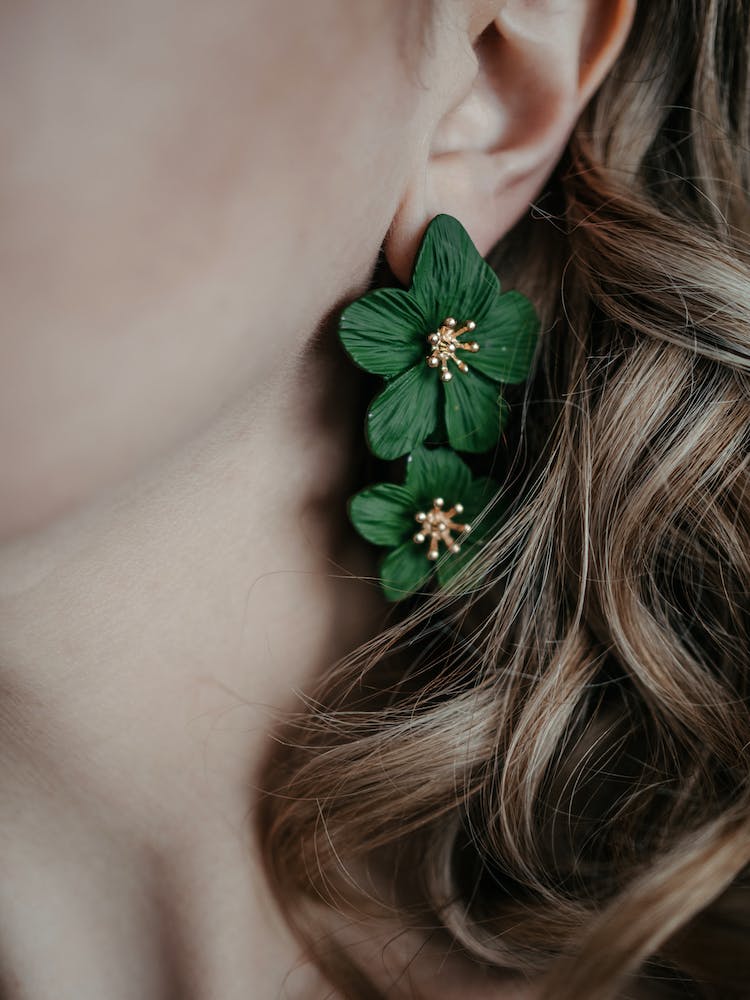 mujer flores pelo largo cuello