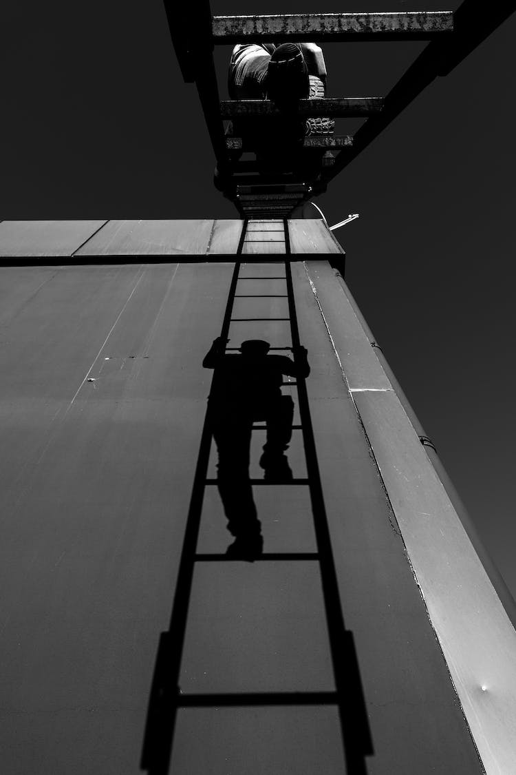 blanco y negro hombre edificio abstracto