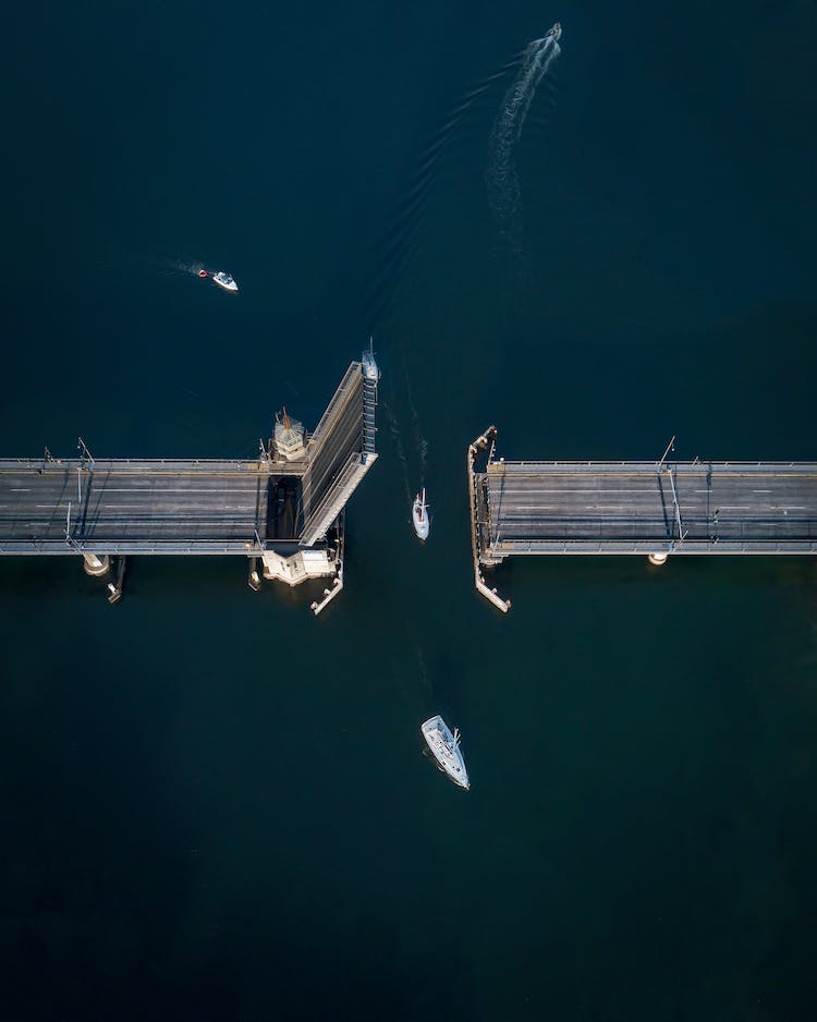 fotografia de alto angulo del puente de cruce de velero blanco