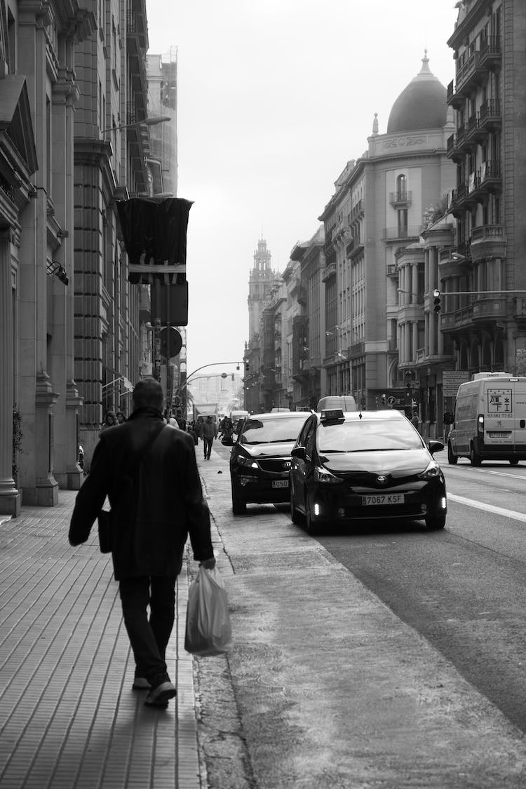 blanco y negro coches hombre calle