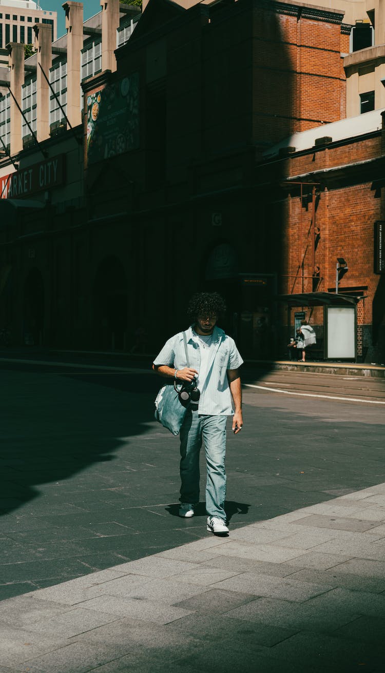 ciudad hombre calle caminando