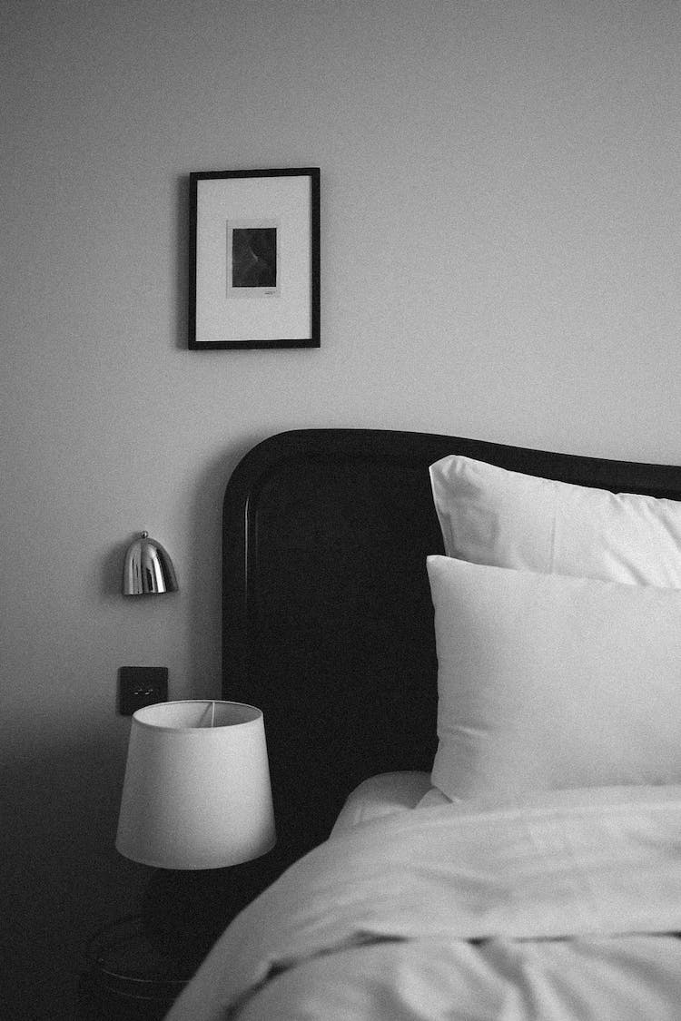 blanco y negro cama habitacion diseno