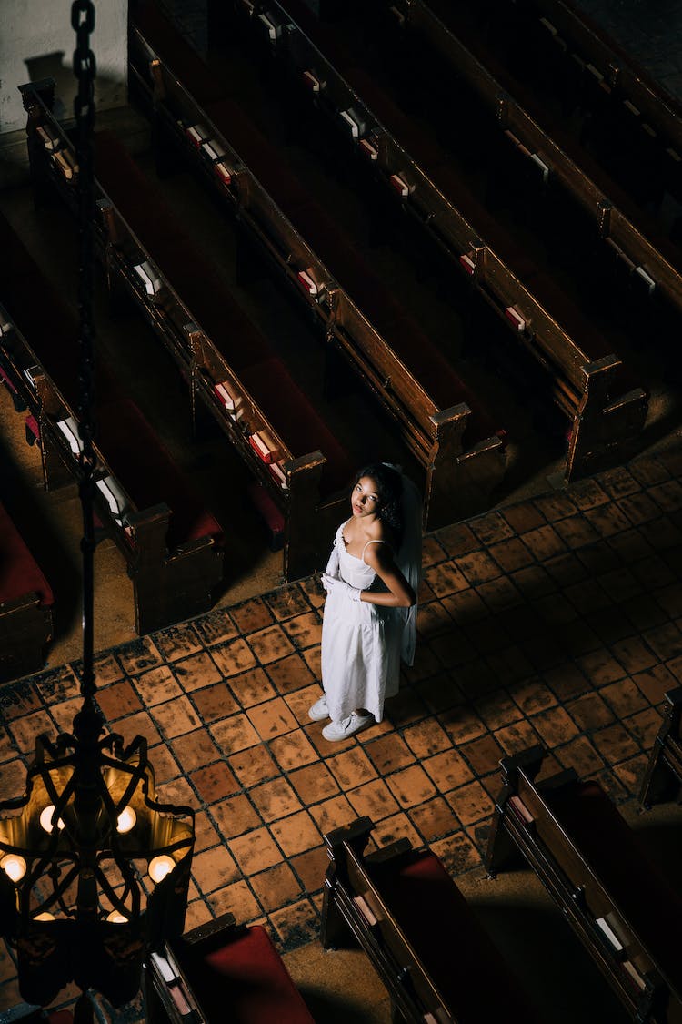 moda mujer en pie iglesia