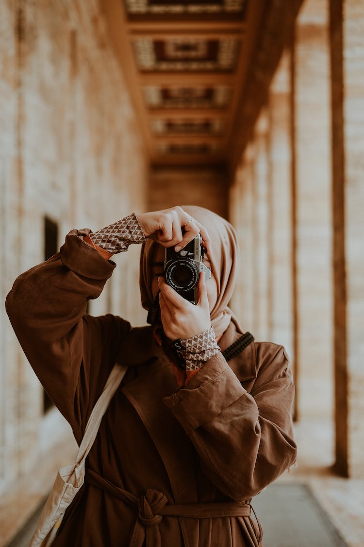 gente tomando una foto mujer joven camara reflex