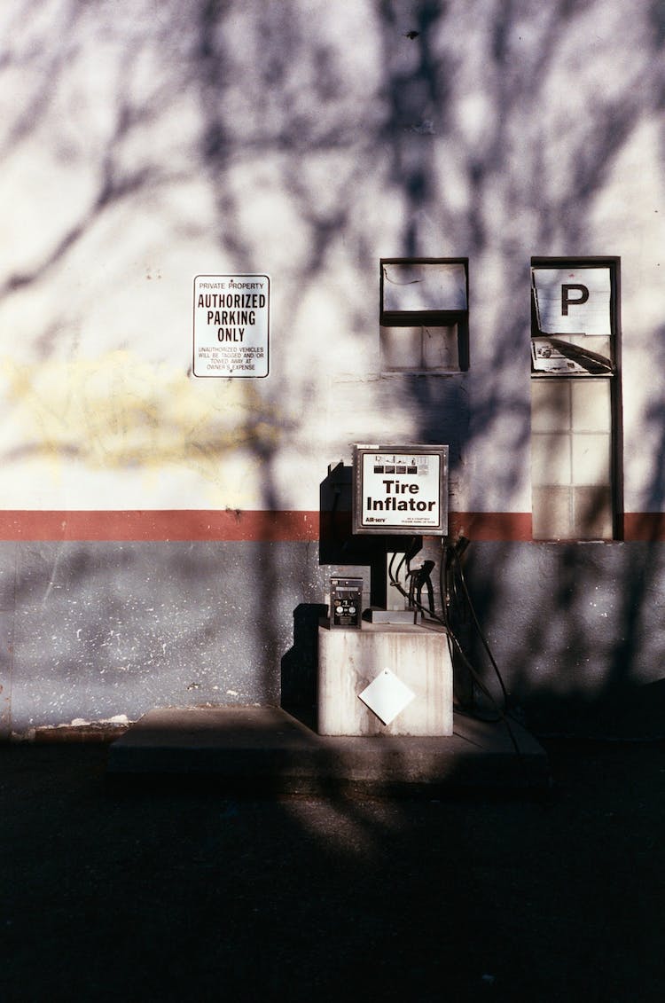 foto del inflador de neumaticos en una gasolinera