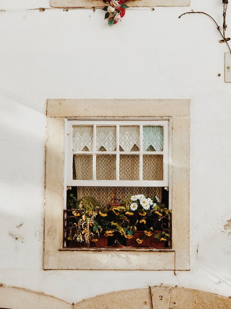 ventana de madera blanca