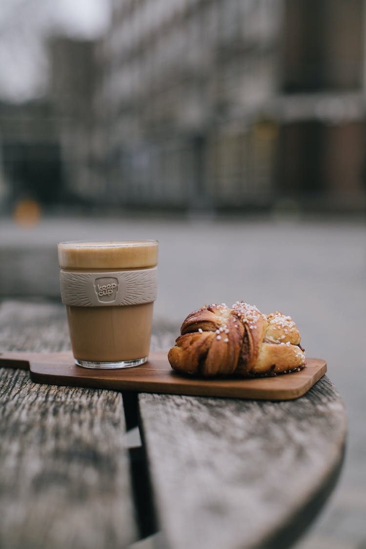 fotografia de enfoque de pan y cafe