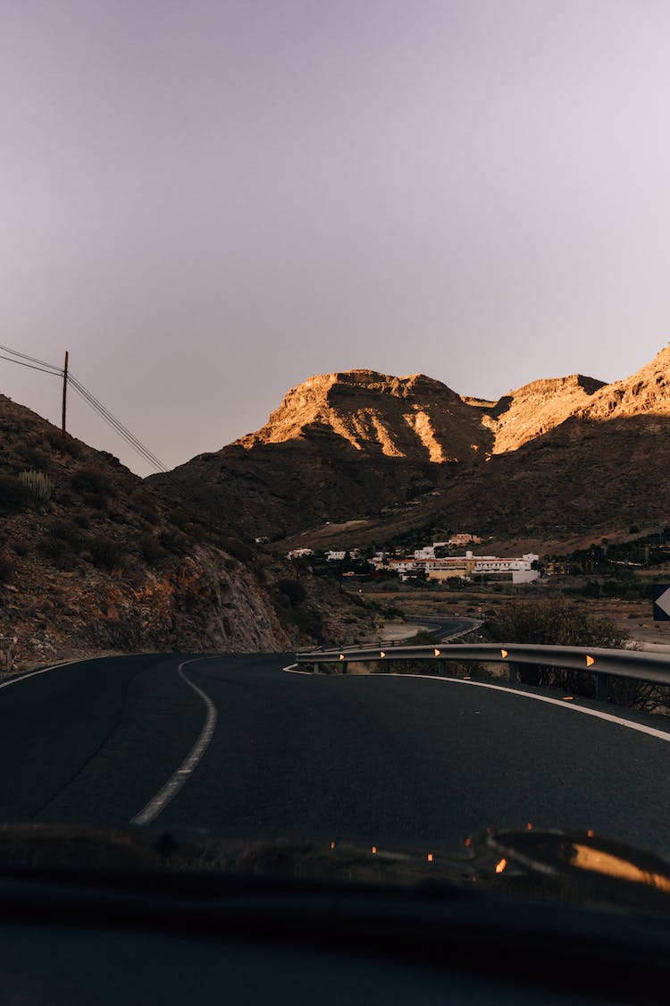 foto de la calzada durante el amanecer