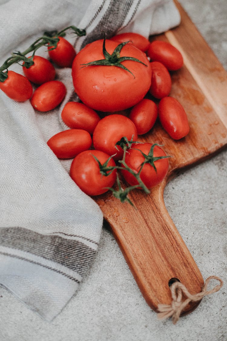 tomates en tabla de cortar