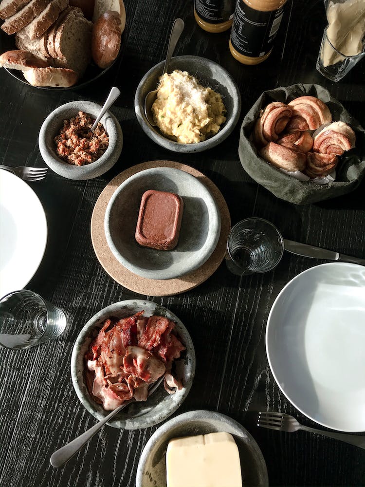 foto de diferentes alimentos encima de la mesa