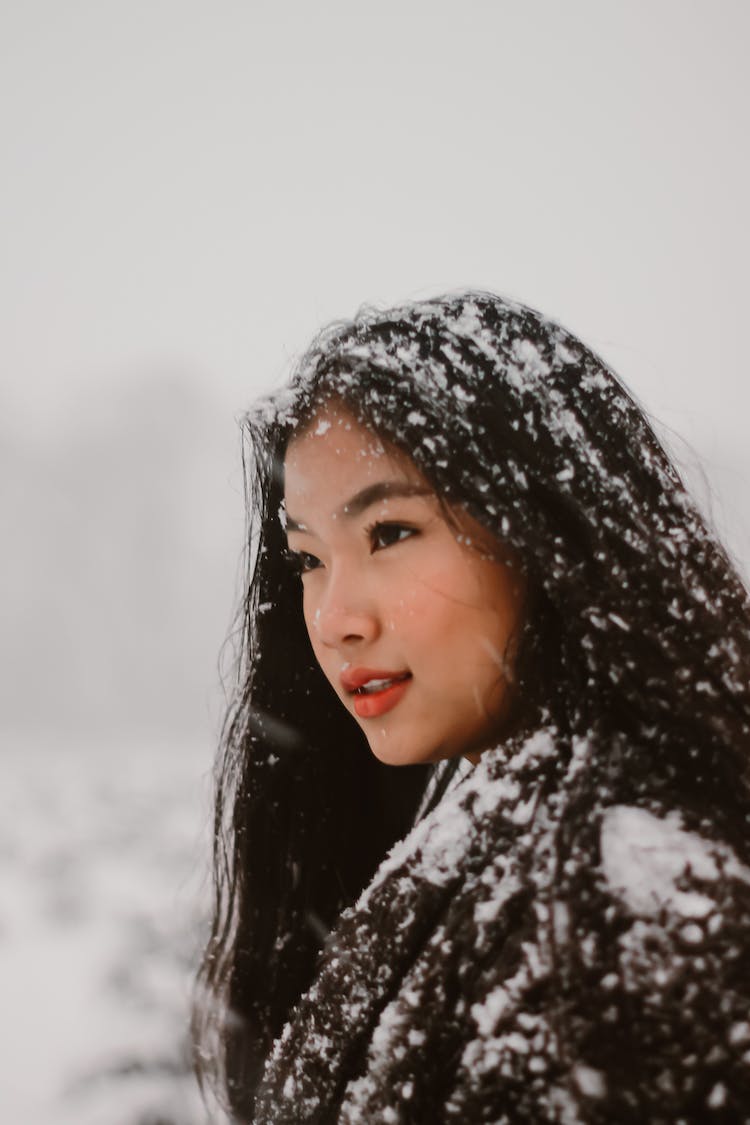 nieve en el cabello de la mujer