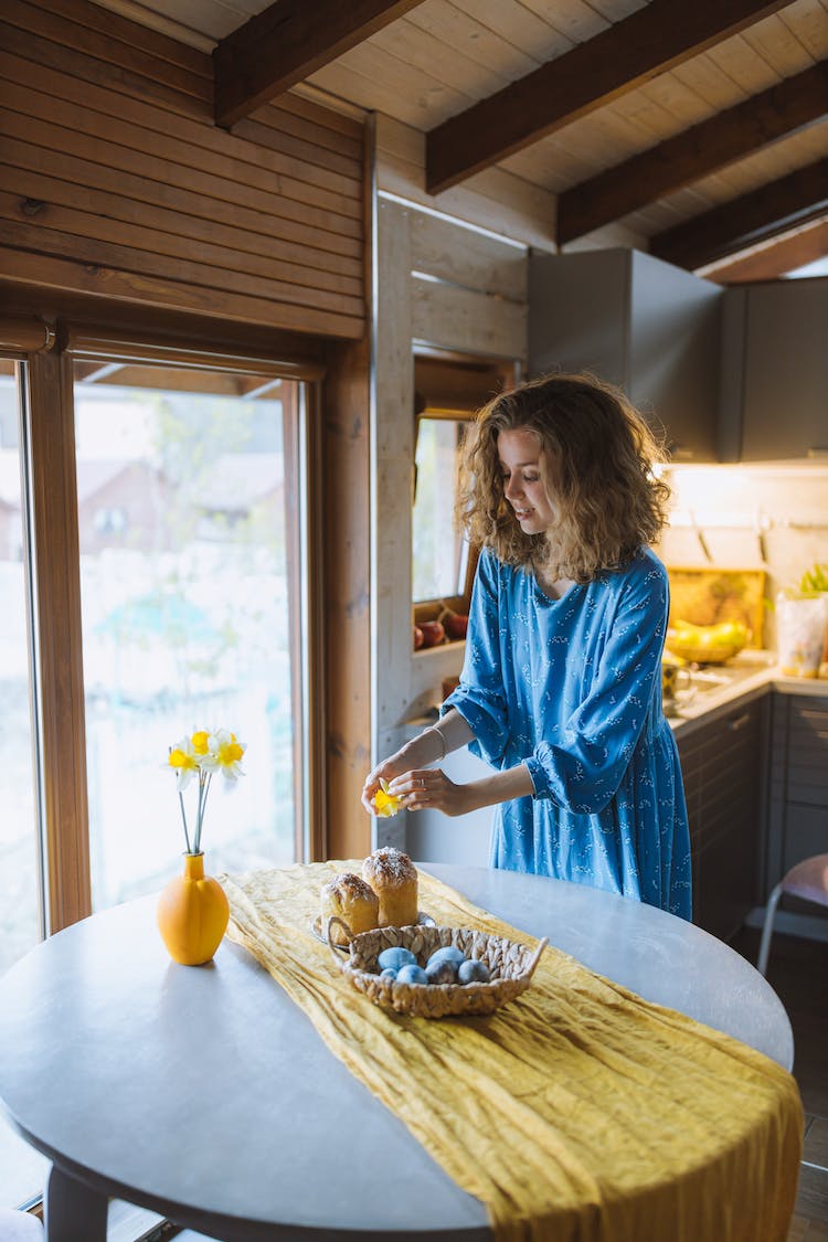 comida mujer casa mesa