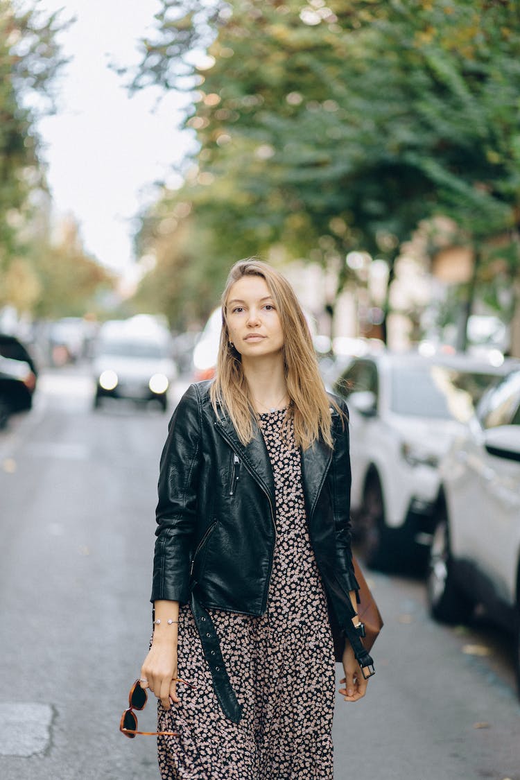 mujer vestido profundidad de campo chaqueta de cuero