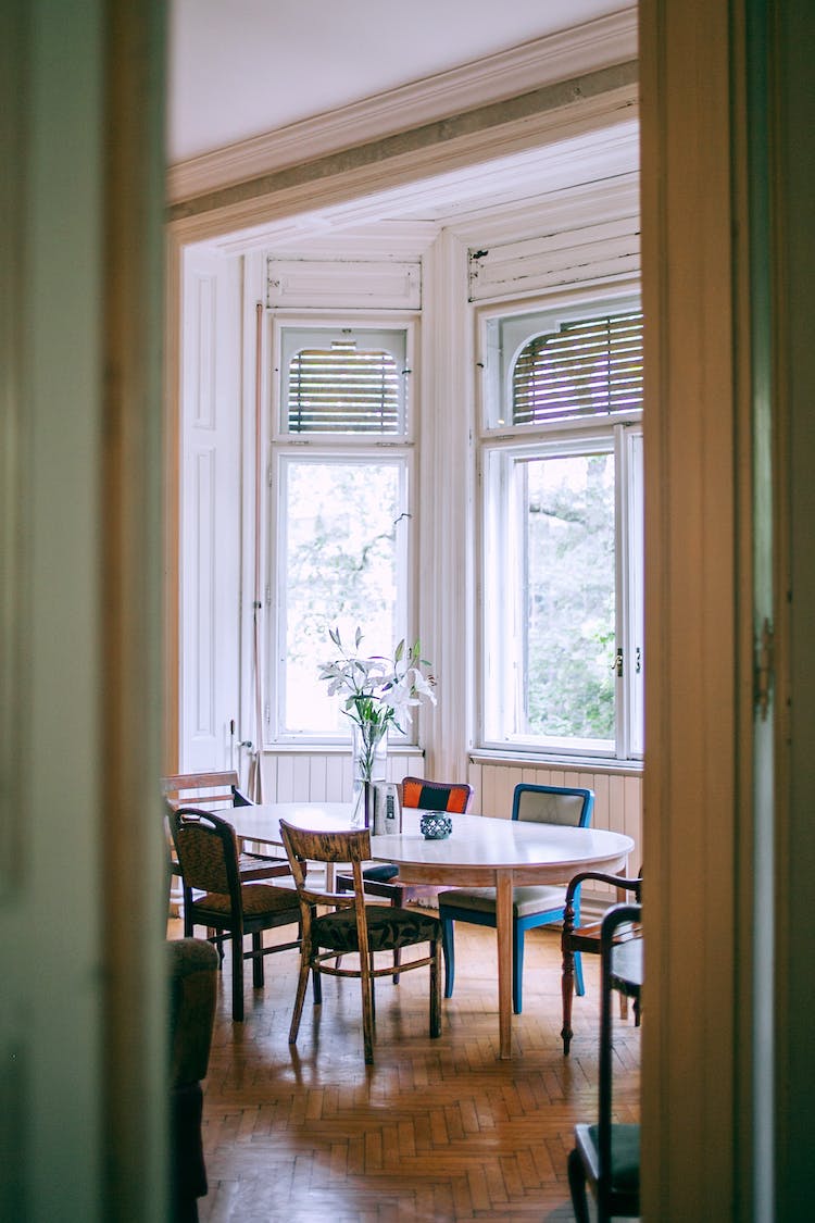 interior del acogedor comedor en casa