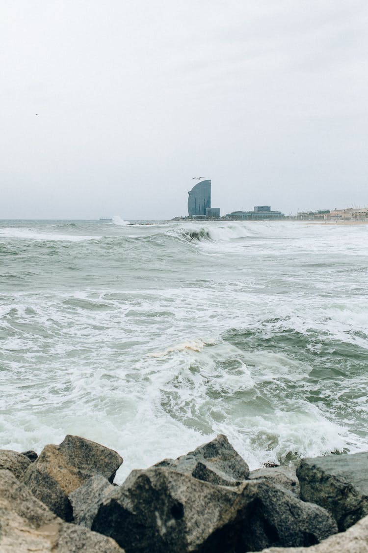 mar ciudad nubes rocas