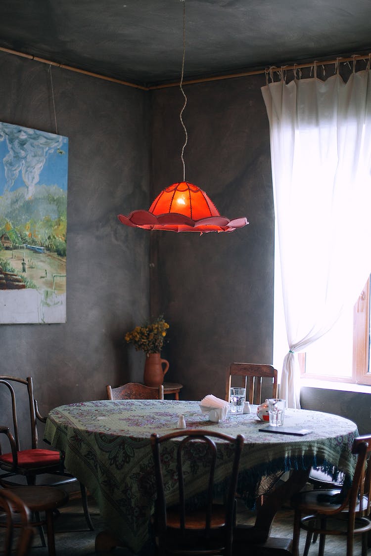 campana roja en la mesa junto a la ventana