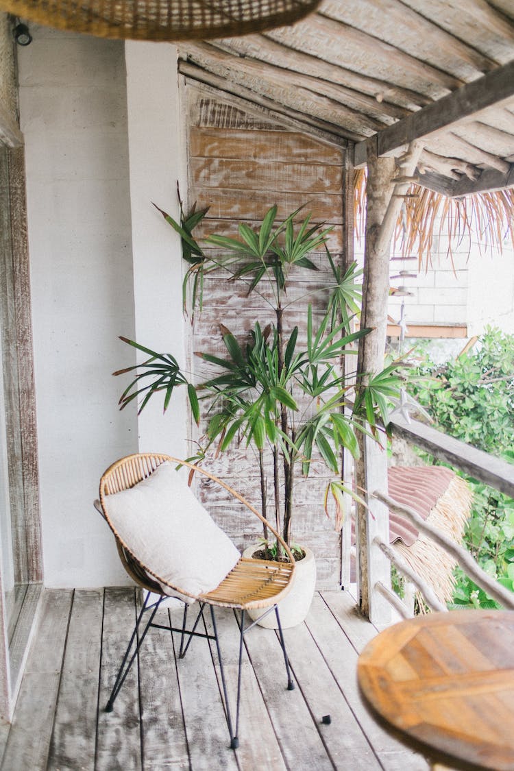 sillon en terraza tropical de madera