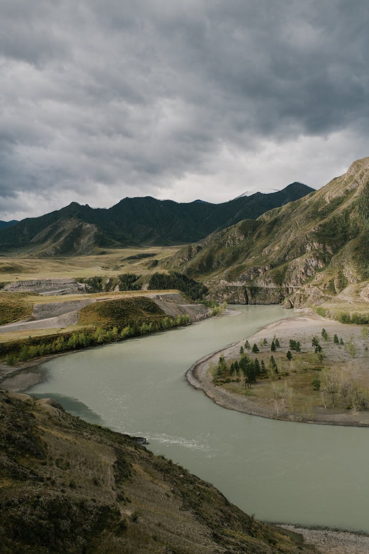 rio de montana bajo el hielo bajo el cielo nublado