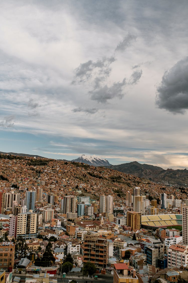 edificios de la ciudad bajo el cielo nublado