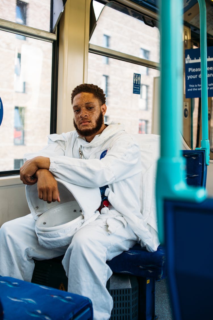 hombre con traje espacial dentro de un tren