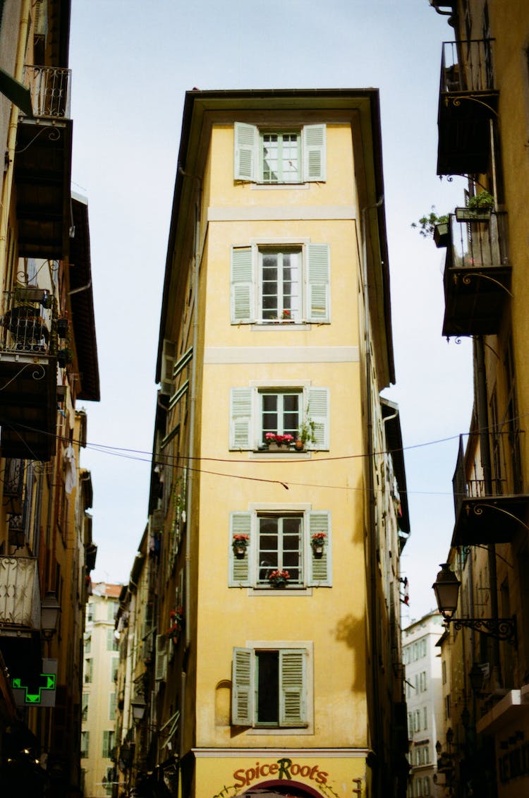 edificio de hormigon blanco