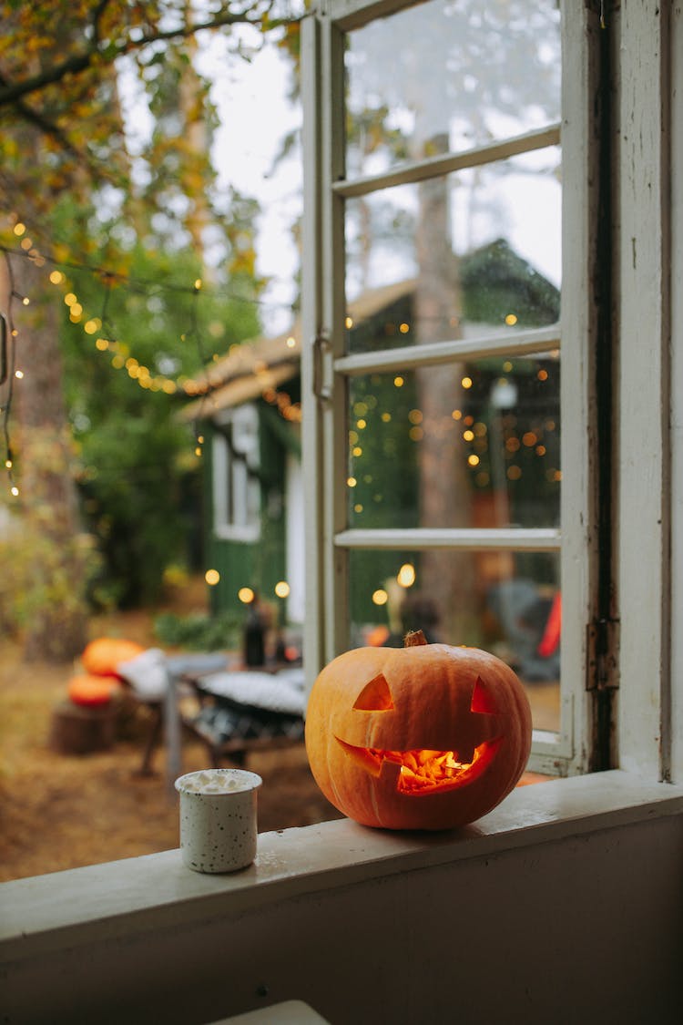 taza casa halloween alfeizar de la ventana